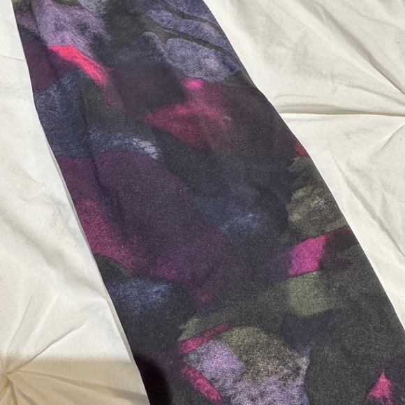 Lululemon Leggings - size 4 - unique print - Picture 3 of 4